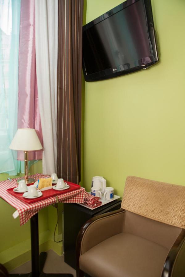 Club246 Paris Saint Martin Bed & Breakfast ภายนอก รูปภาพ